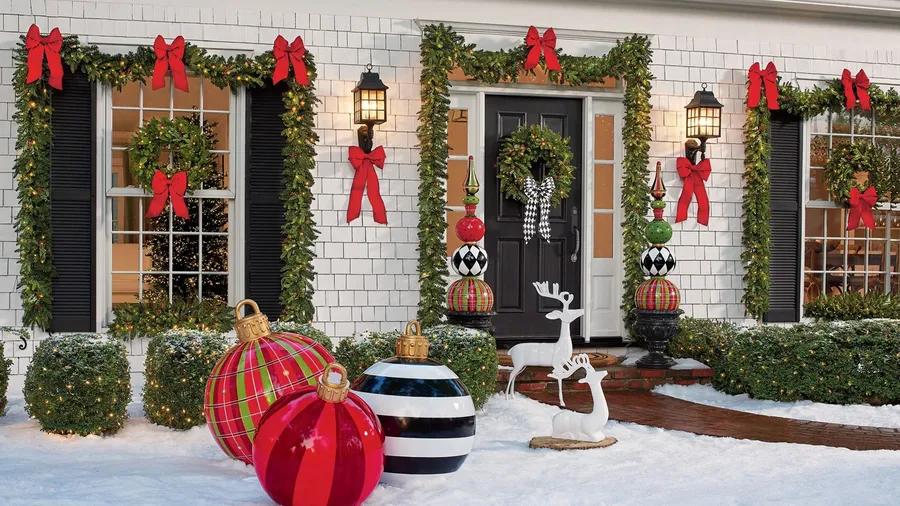 How Decorating Your Business For the Holidays Can Drive Foot Traffic